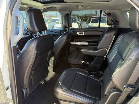 Used 2022 Ford Explorer XLT w/ Equipment Group 202A image 4
