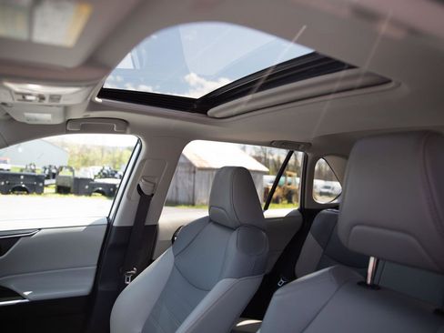 Used 2023 Toyota RAV4 XLE Premium image 13