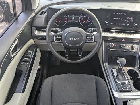 Certified 2023 Kia Carnival LX FWD image 11