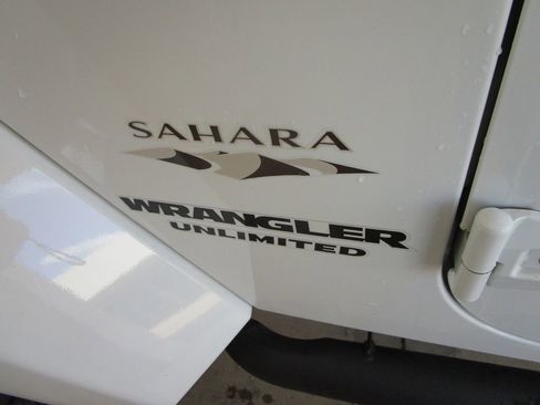 Used 2017 Jeep Wrangler Unlimited Sahara w/ Connectivity Group image 16