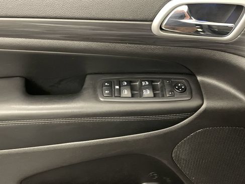 Used 2019 Jeep Grand Cherokee Laredo AWD/4WD image 16