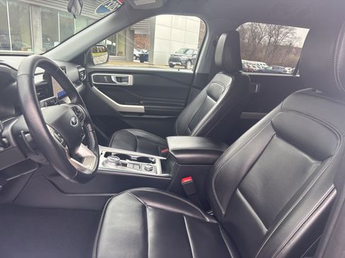 Used 2021 Ford Explorer XLT w/ Equipment Group 202A image 10