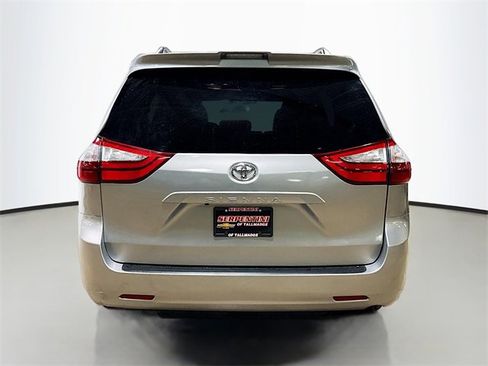 Used 2018 Toyota Sienna XLE image 8