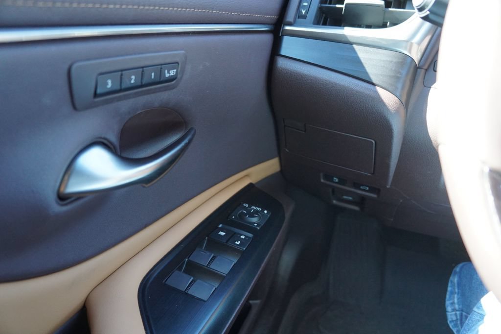 Used 2020 Lexus ES 350 w/ Premium Package FWD image 8