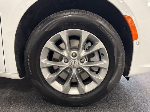 New 2026 Chrysler Pacifica Limited w/ Uconnect Theater Family Group image 12