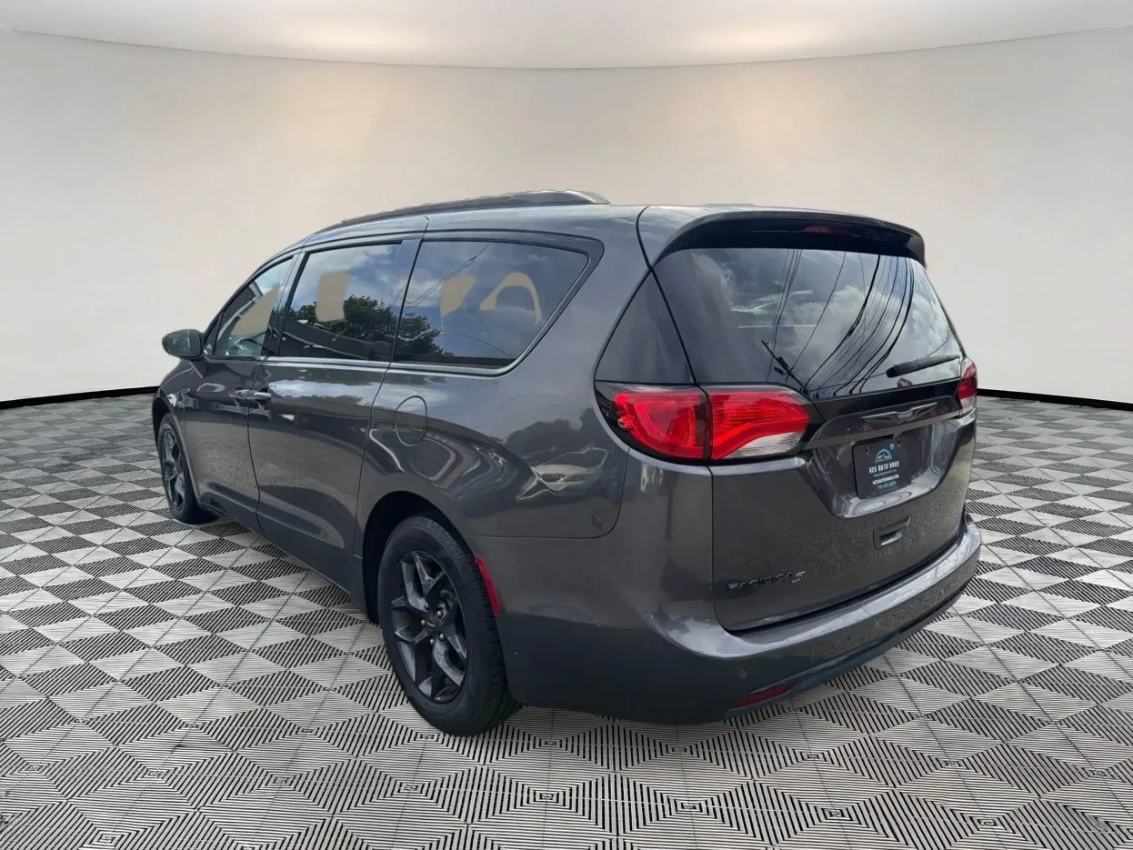 Used 2019 Chrysler Pacifica Touring-L w/ S Appearance Package FWD image 5