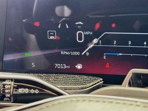 Used 2025 Cadillac Escalade ESV V AWD/4WD image 18