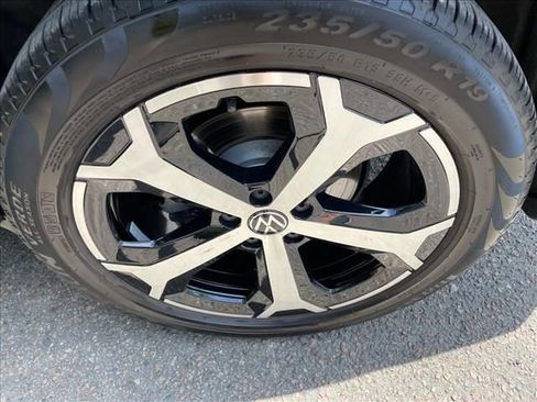 Used 2025 Volkswagen Tiguan SE w/ Panoramic Sunroof Package image 10