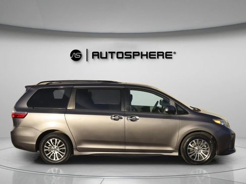 Used 2019 Toyota Sienna XLE image 11