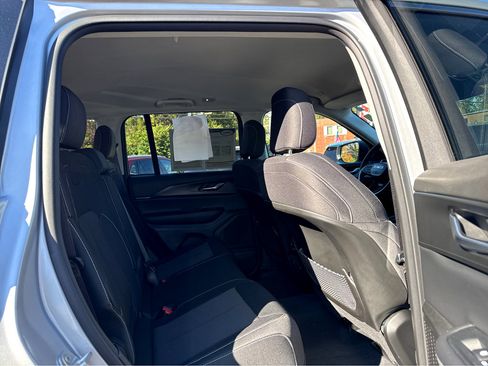 Used 2023 Jeep Grand Cherokee Laredo image 9