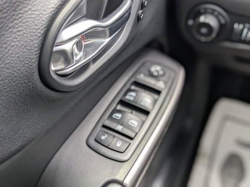 Used 2019 Jeep Cherokee Limited image 36