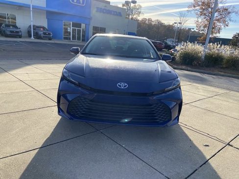 Used 2025 Toyota Camry LE image 3