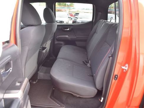 Used 2018 Toyota Tacoma TRD Off-Road w/ Technology Package AWD/4WD image 31