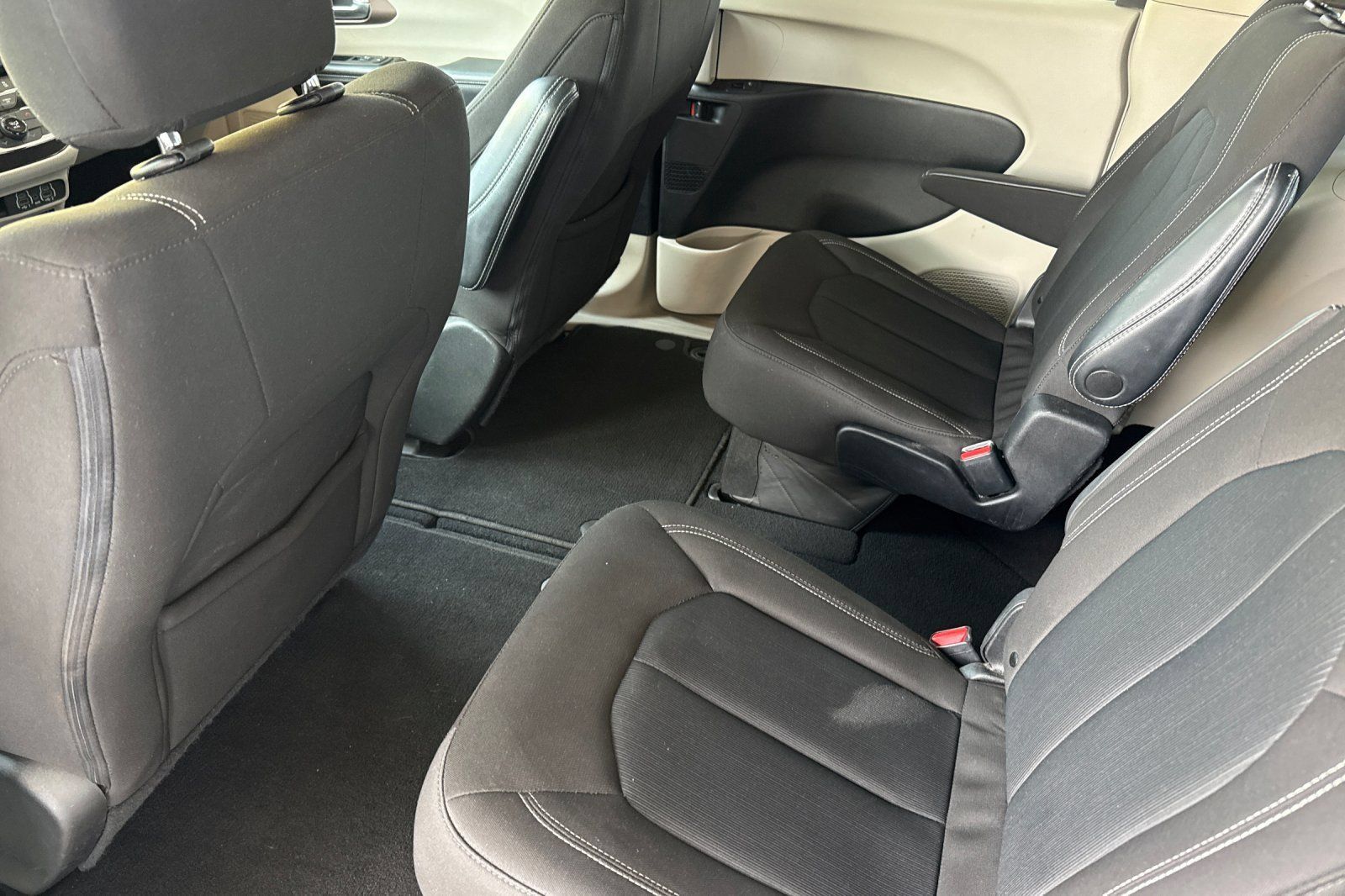 Used 2022 Chrysler Voyager LX FWD image 6
