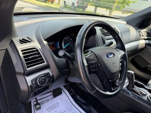 Used 2017 Ford Explorer XLT w/ Equipment Group 202A AWD/4WD image 33