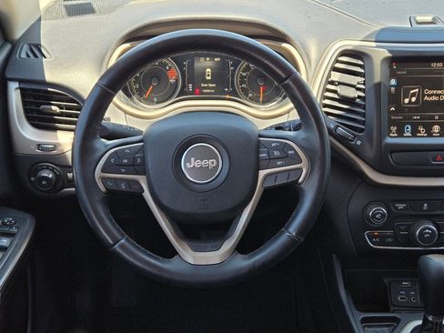 Used 2016 Jeep Cherokee Latitude FWD image 19