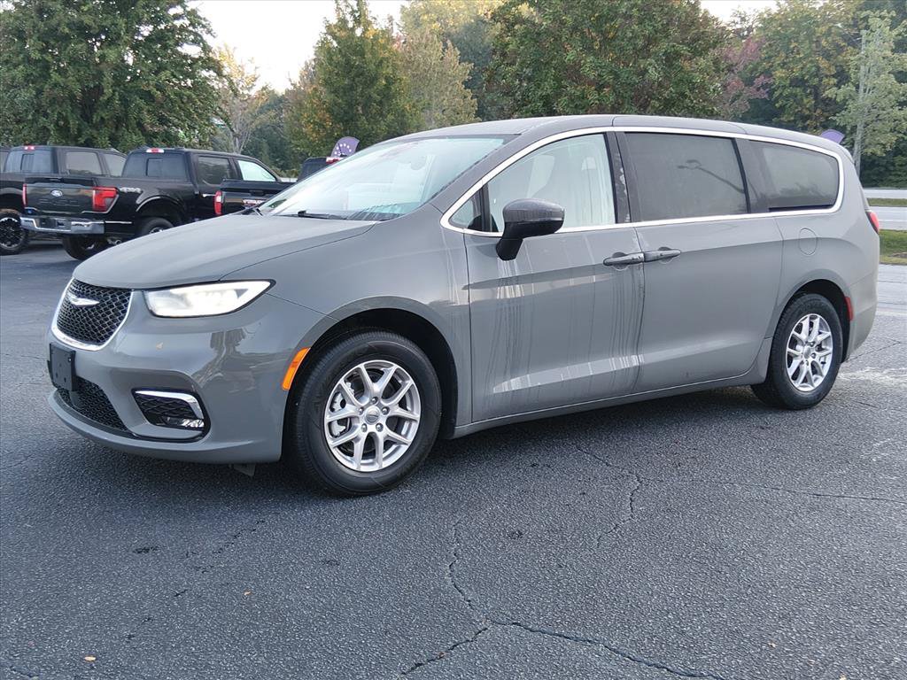 Used 2023 Chrysler Pacifica Touring-L FWD image 8