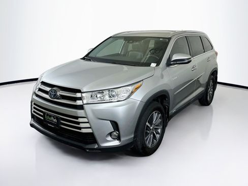 Used 2019 Toyota Highlander XLE AWD/4WD image 3