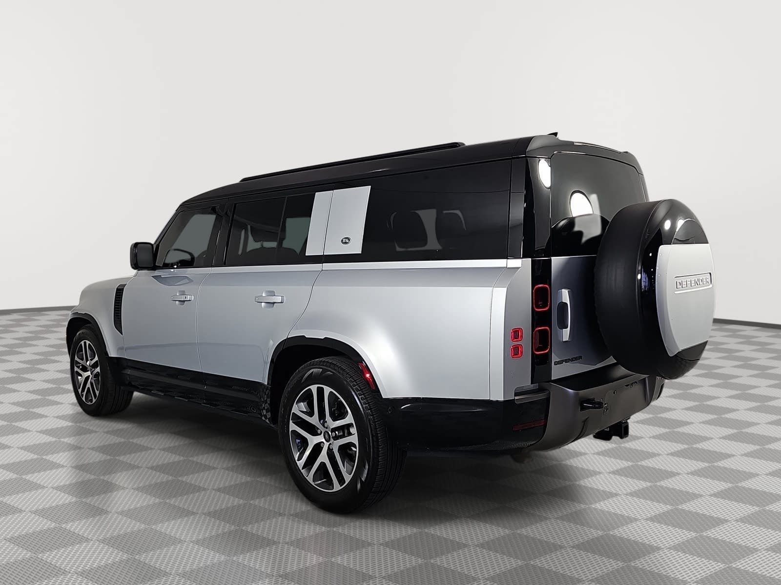 Used 2024 Land Rover Defender 130 X-Dynamic SE AWD/4WD image 6