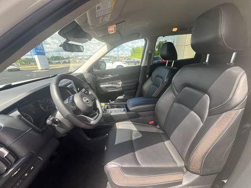 Used 2023 Nissan Pathfinder SL w/ Black Appearance Package AWD/4WD image 9