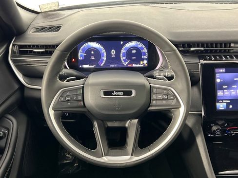 Used 2023 Jeep Grand Cherokee Altitude image 7