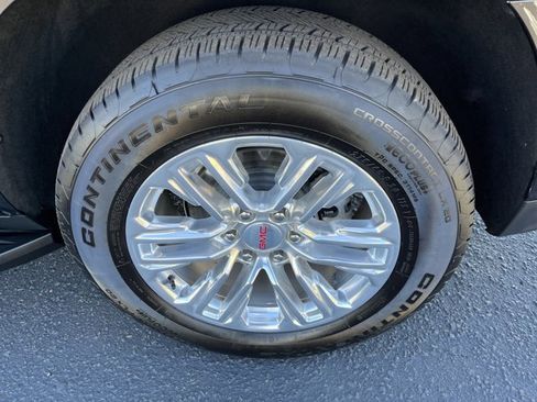 Used 2024 GMC Yukon SLT w/ SLT Luxury Package image 9