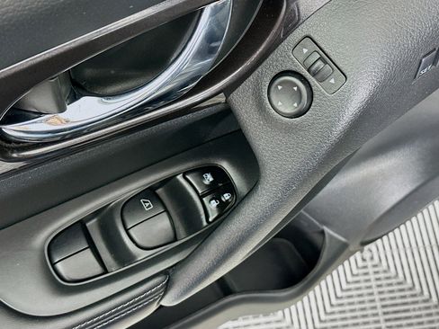 Used 2019 Nissan Rogue SV w/ Premium Package AWD/4WD image 15