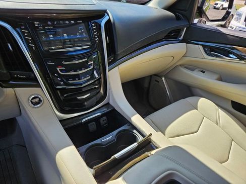 Used 2020 Cadillac Escalade Premium Luxury AWD/4WD image 20