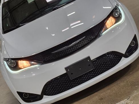 Used 2019 Chrysler Pacifica Touring Plus w/ S Appearance Package FWD image 19