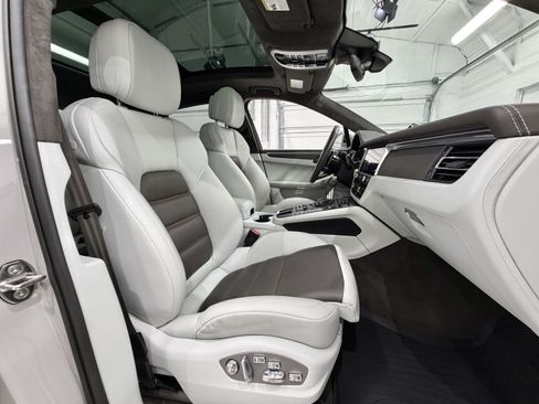 Certified 2021 Porsche Macan Turbo AWD/4WD image 23