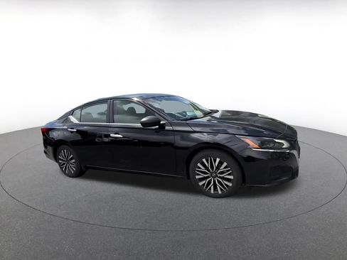 Used 2025 Nissan Altima 2.5 SV FWD image 2