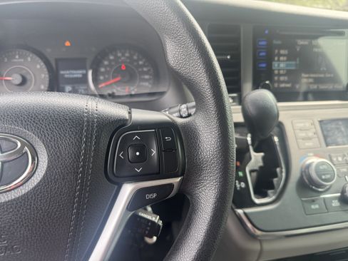 Used 2015 Toyota Sienna LE FWD image 29
