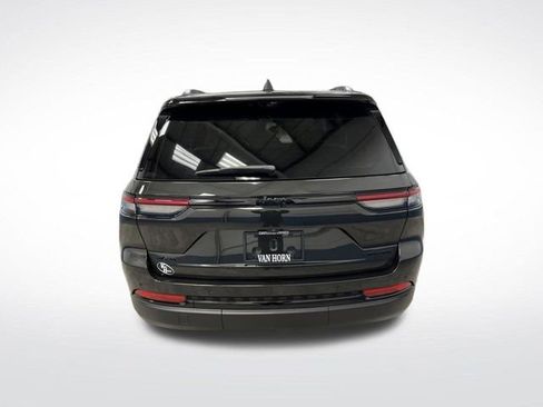 Used 2025 Jeep Grand Cherokee Limited w/ Luxury Tech Group II image 15