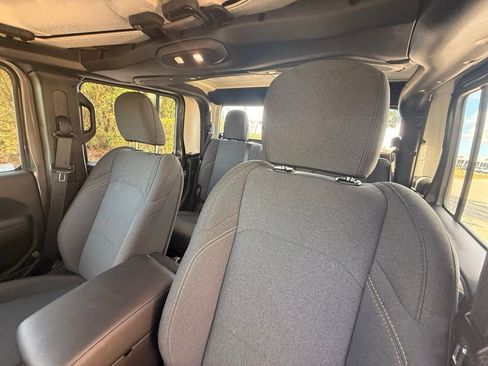 Certified 2025 Jeep Gladiator Sport image 25