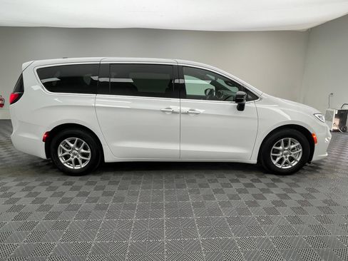 Used 2025 Chrysler Pacifica Select FWD image 5