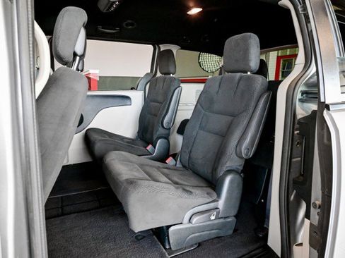 Used 2017 Dodge Grand Caravan SE image 17