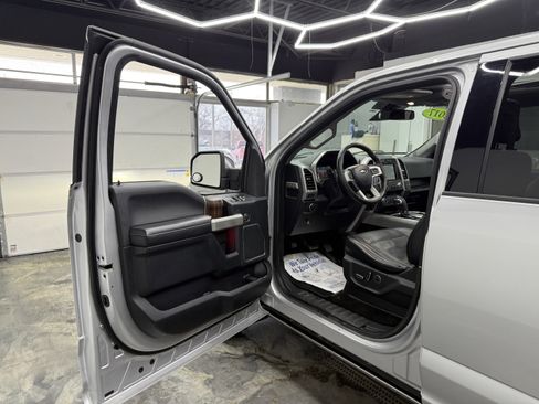 Used 2017 Ford F150 Lariat w/ Equipment Group 502A Luxury image 9