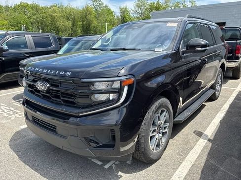 Certified 2025 Ford Expedition Active AWD/4WD image 3