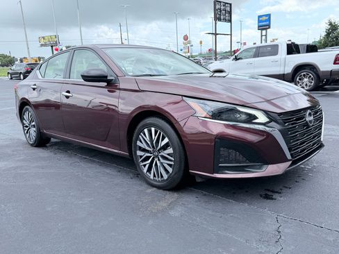 Used 2025 Nissan Altima 2.5 SV FWD image 2