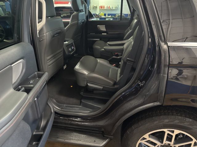 Used 2025 Ford Expedition Active AWD/4WD image 17