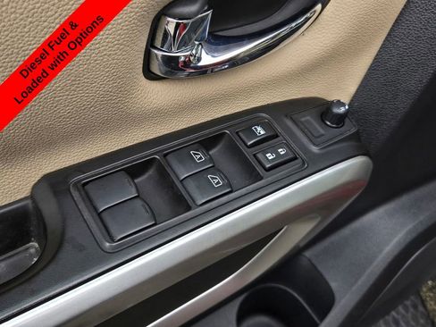 Used 2019 Nissan Titan SV w/ SV Convenience Package image 12