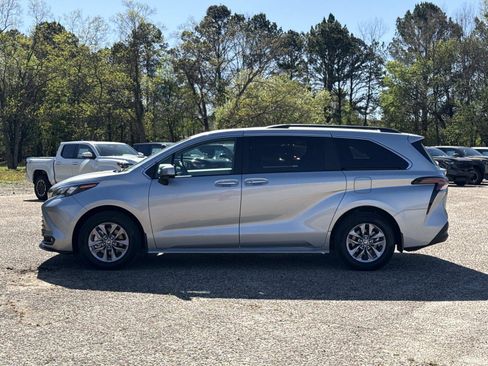 Used 2025 Toyota Sienna XLE image 6