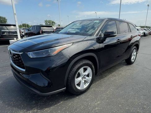 Used 2023 Toyota Highlander L FWD image 4