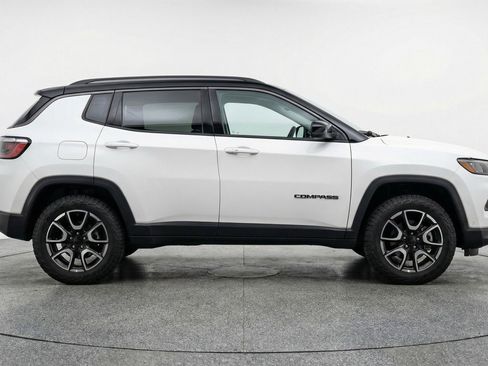 Used 2025 Jeep Compass Trailhawk AWD/4WD image 11