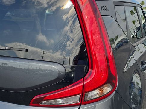Used 2022 Kia Soul LX w/ Technology Package image 8
