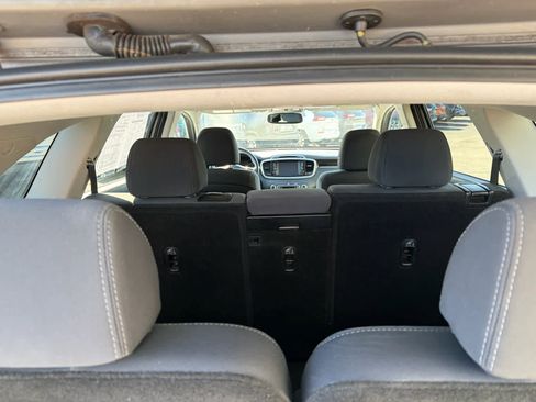 Used 2019 Kia Sorento LX w/ LX Convenience Package image 11