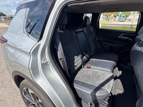 Used 2024 Mitsubishi Outlander SE Black Edition FWD image 15