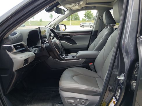 Used 2023 Toyota Highlander Limited AWD/4WD image 8