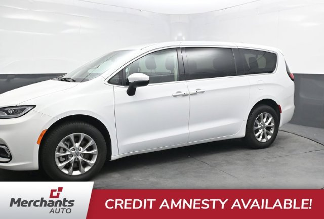 Used 2023 Chrysler Pacifica Touring-L AWD/4WD image 3