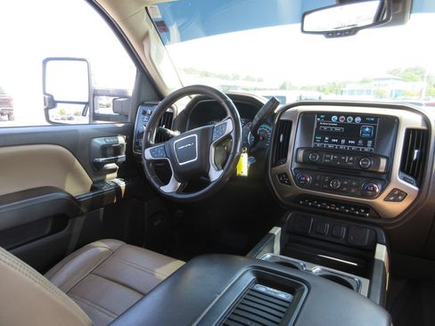 Used 2019 GMC Sierra 2500 Denali w/ Duramax Plus Package AWD/4WD image 27